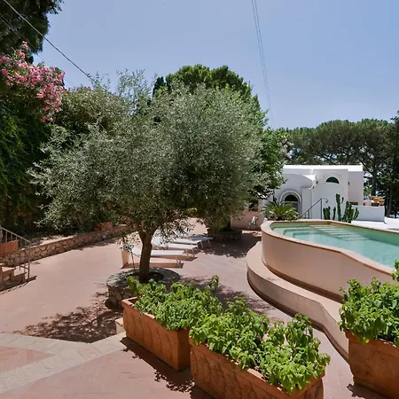 La Perla Marina בית הארחה 3*